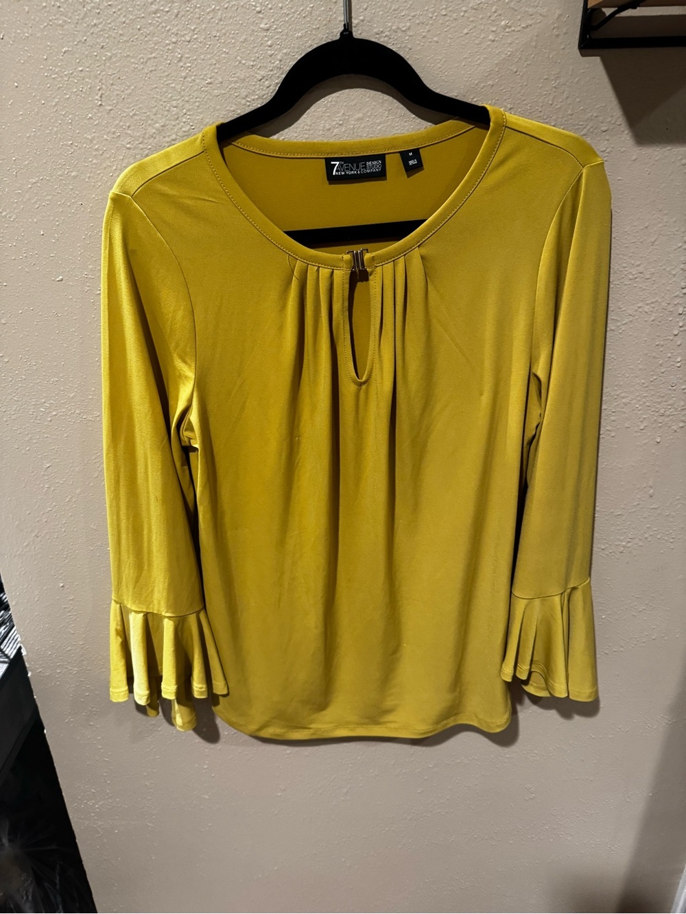 Zenergy by Chico's Mustard Yellow Long-Sleeve Ruffle Cuff Top